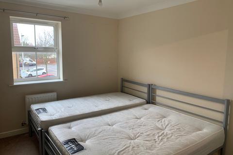 2 bedroom flat to rent, Piper Way, Ilford, IG1
