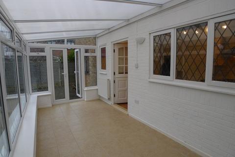 3 bedroom house to rent, Shelley Close, Rugeley, WS15