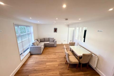 1 bedroom in a house share to rent, Loughton, IG10