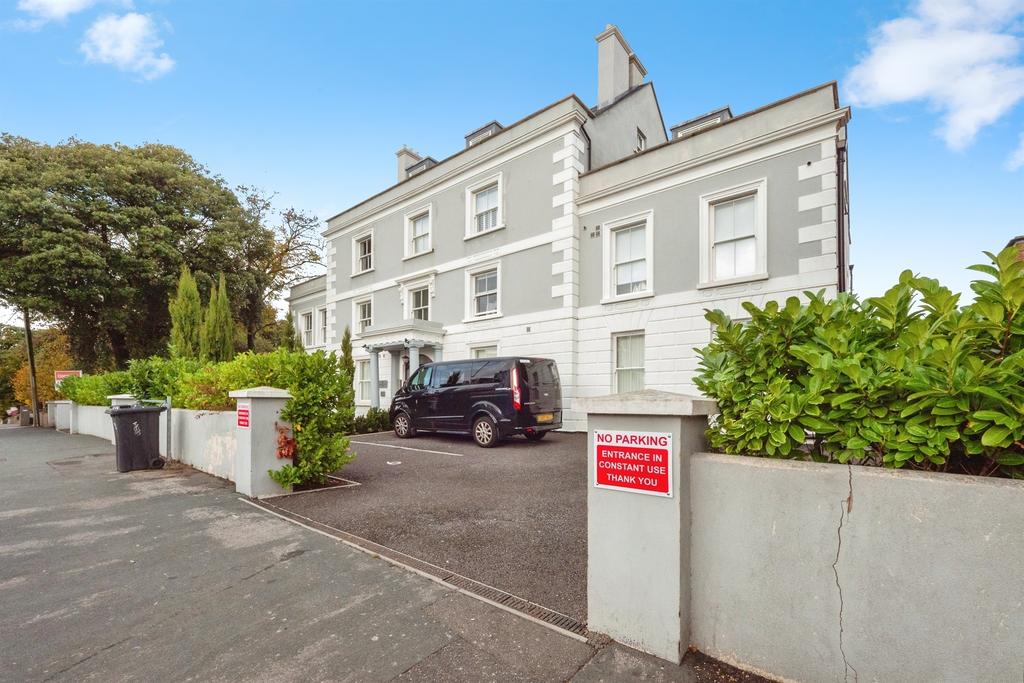 Detached house exterior, driveway