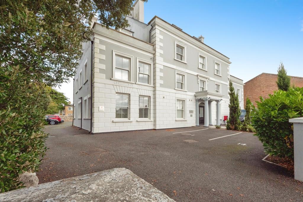 Detached house exterior, driveway