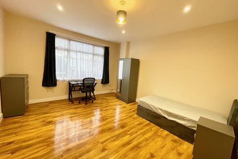 undefined, Princes Avenue, London, N13