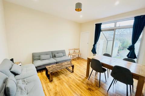 undefined, Princes Avenue, London, N13