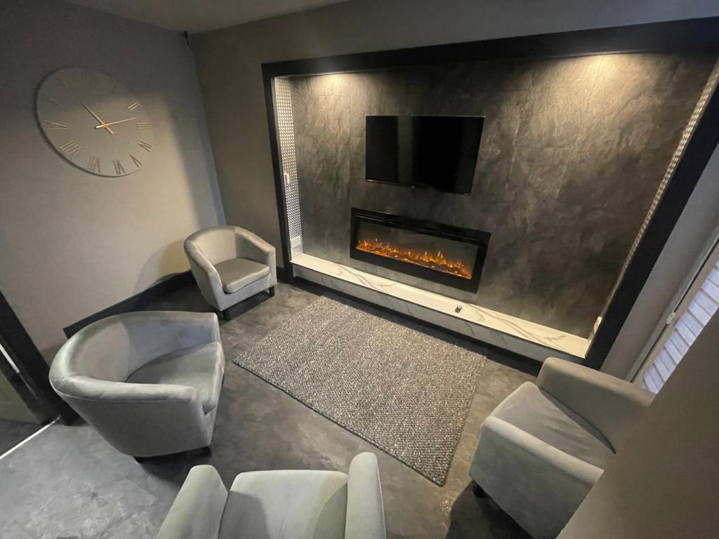 Room 1, 15 Moor Lane