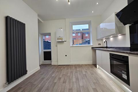 3 bedroom terraced house to rent, Fields New Road, Chadderton, Chadderton, Oldham
