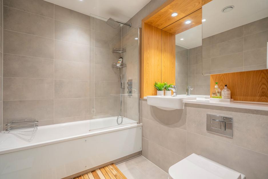 Family Bathroom 1.jpg