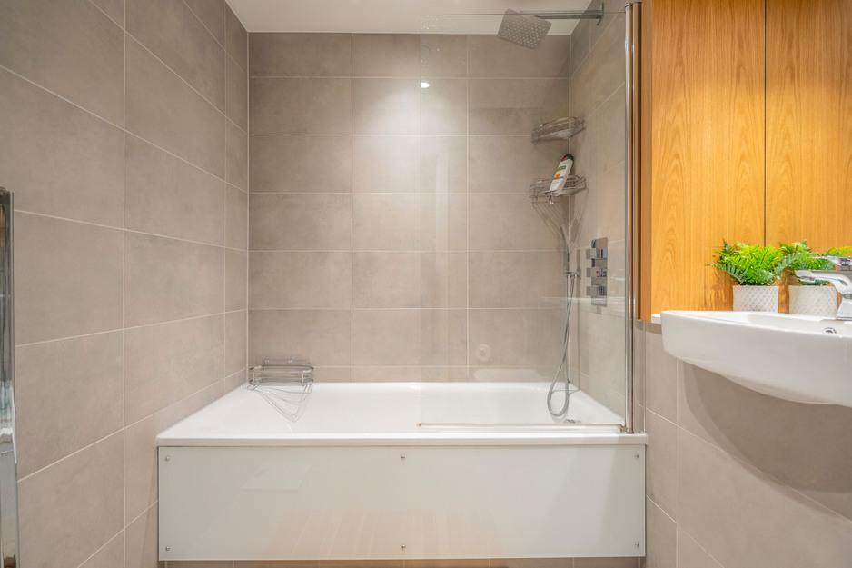 Family Bathroom 2.jpg