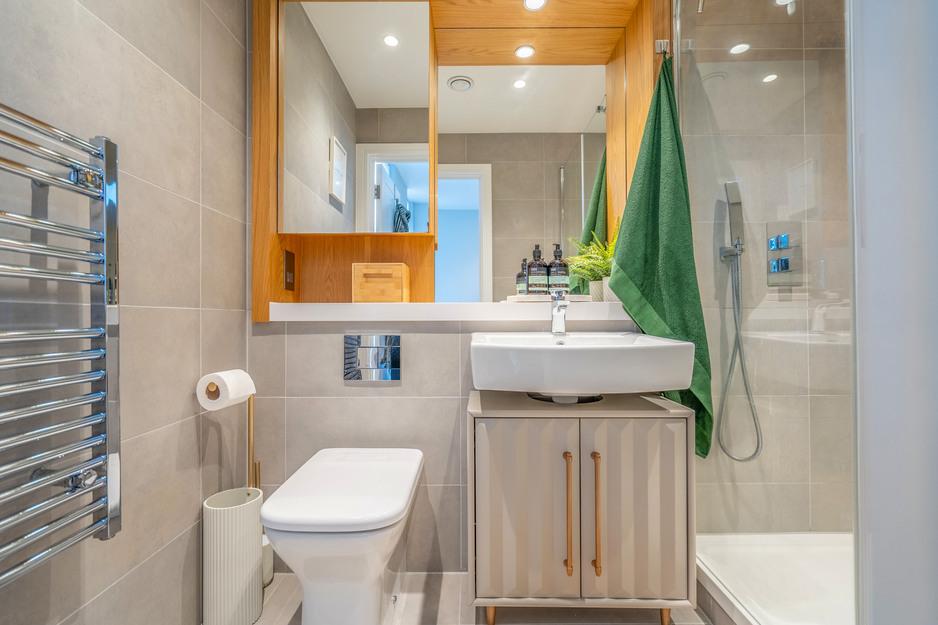 Ensuite 1.jpg