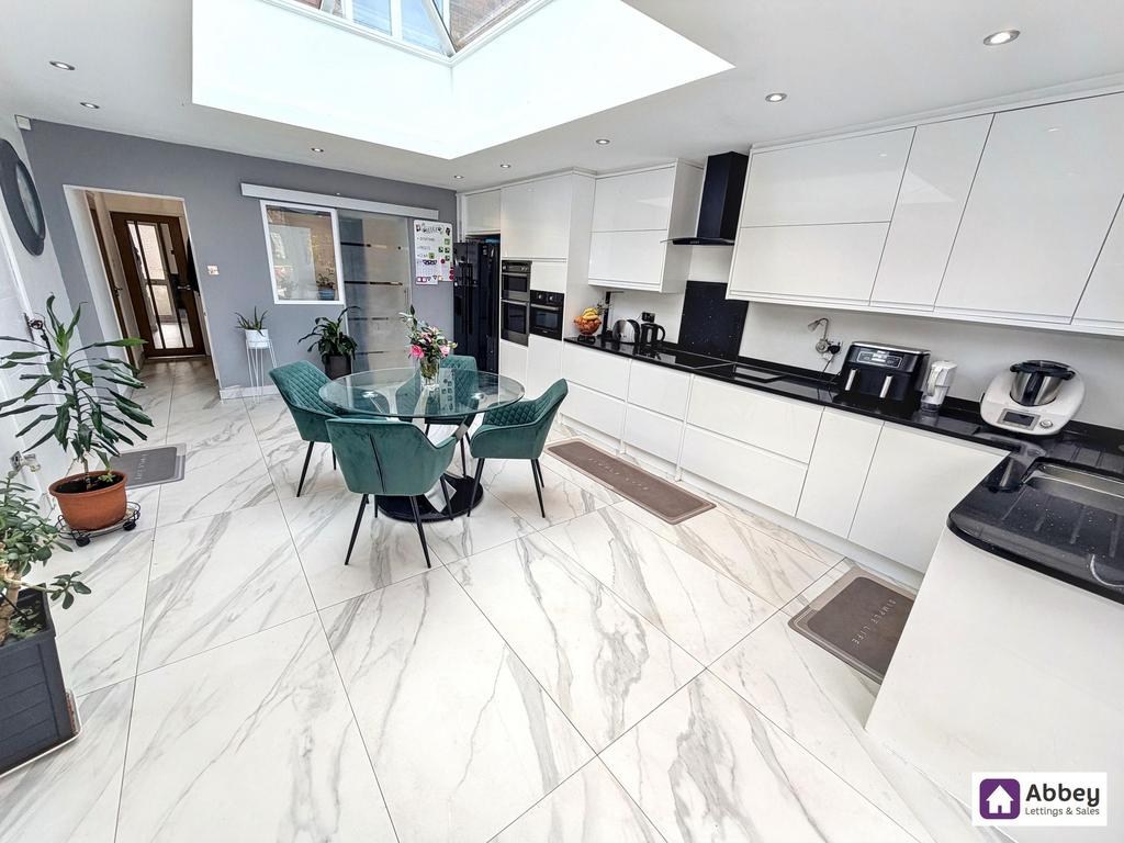 Kitchen/Dining Family Room