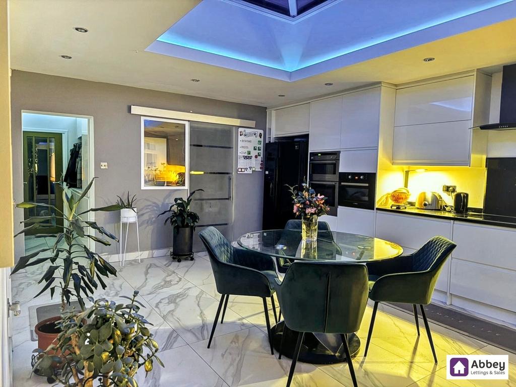 Kitchen/Dining Family Room