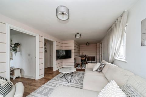 2 bedroom flat for sale, Walsingham Close, Bedford