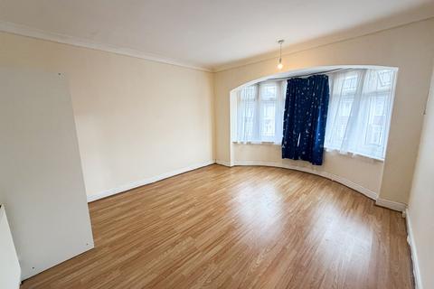4 bedroom terraced house to rent, Broadhurst Avenue, Ilford, IG3