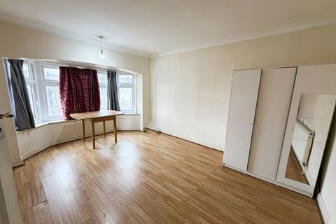 4 bedroom terraced house to rent, Broadhurst Avenue, Ilford, IG3