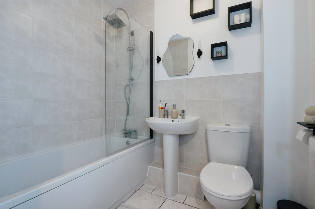 Apartment in Southampton, Botany Bay - More