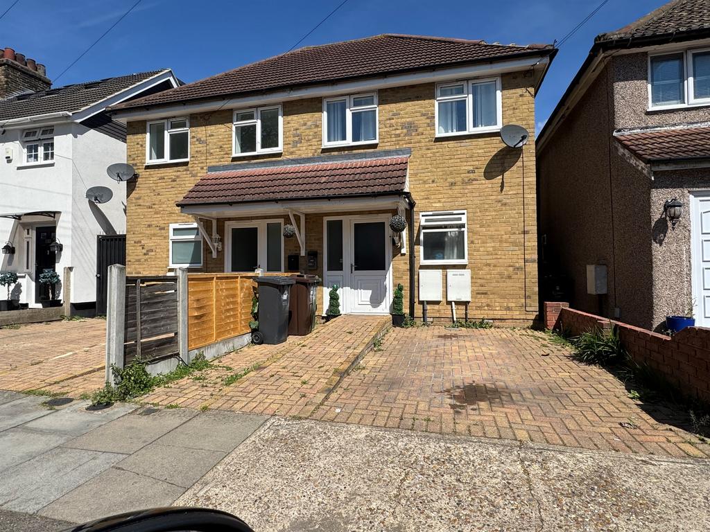 Detached house exterior, driveway
