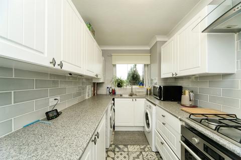 2 bedroom flat for sale, Harewood Close, Bexhill-On-Sea