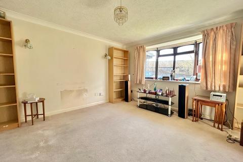 2 bedroom ground floor flat for sale, Hillborough Close, Bexhill-On-Sea