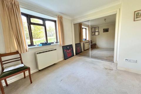 2 bedroom ground floor flat for sale, Hillborough Close, Bexhill-On-Sea
