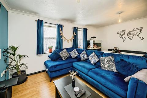 2 bedroom flat for sale, Pickfords Gardens, Slough
