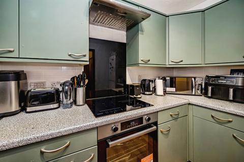 2 bedroom flat for sale, Pickfords Gardens, Slough