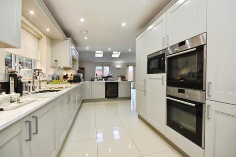 5 bedroom detached house for sale, Dogrose Close, CHELMSFORD