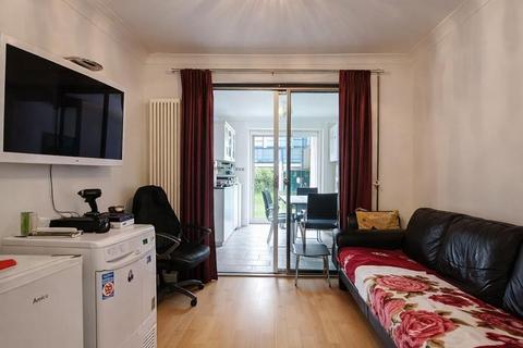 4 bedroom terraced house to rent, Leybourne Road, Kingsbury NW9