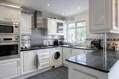 4 bedroom terraced house to rent, Leybourne Road, Kingsbury NW9