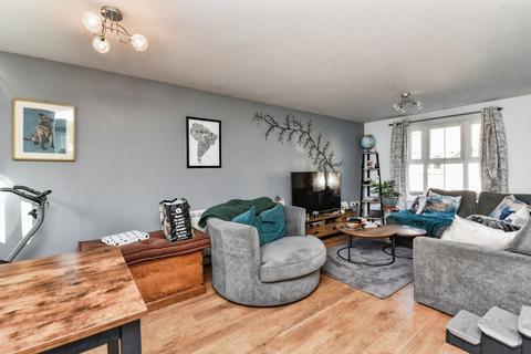 2 bedroom ground floor flat for sale, Nuthatch Road, Calne