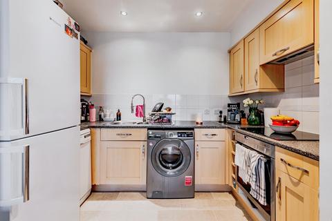2 bedroom flat for sale, Commonwealth Drive, Crawley