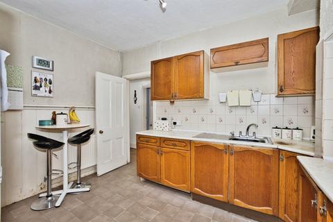 4 bedroom end of terrace house for sale, Victoria Avenue, Chard