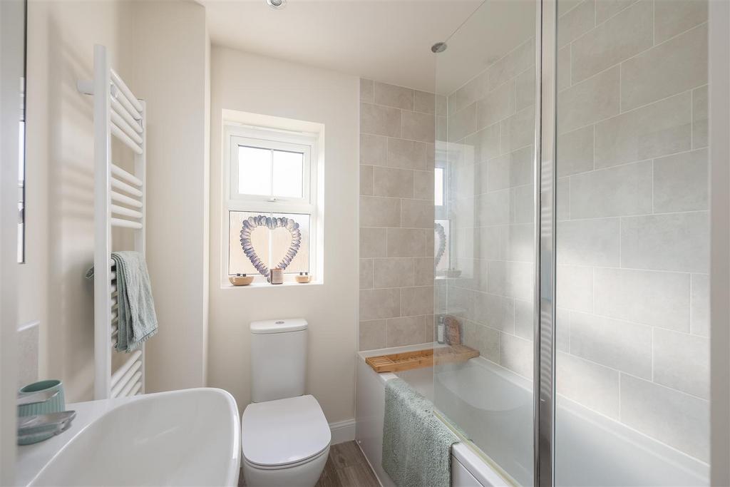 Derwent Road 35 Bathroom.jpg