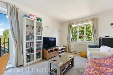Silver Crescent, London
