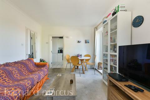 2 bedroom flat for sale, Silver Crescent, London