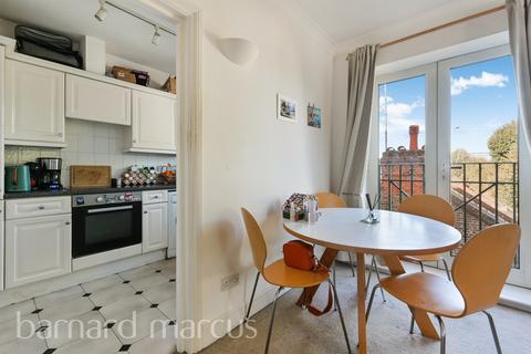 2 bedroom flat for sale, Silver Crescent, London