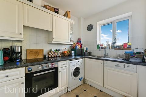 2 bedroom flat for sale, Silver Crescent, London