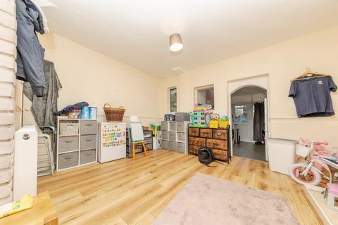 2 bedroom end of terrace house for sale, Carrs Road, Clacton-On-Sea