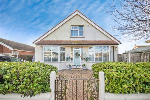 4 bedroom bungalow for sale, Lyndhurst Road, Holland-On-Sea, Clacton-On-Sea