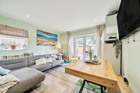 undefined, Great West Road, Brentford