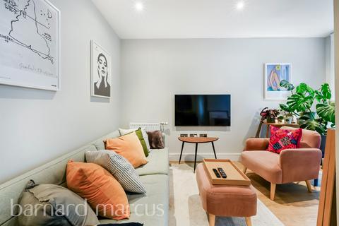 1 bedroom apartment for sale, Greyhound Parade, London
