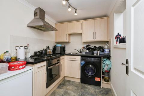 1 bedroom ground floor flat for sale, Queens Gardens, Eastbourne