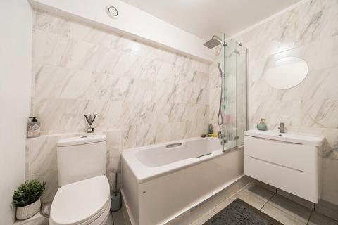 4 bedroom apartment for sale, Upper Whistler Walk, London