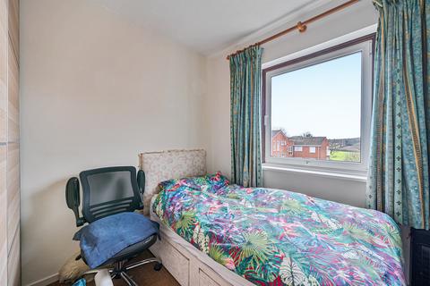 2 bedroom flat for sale, Roundhedge Way, Enfield