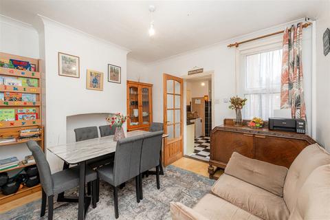 3 bedroom house to rent, Totteridge Avenue, High Wycombe HP13