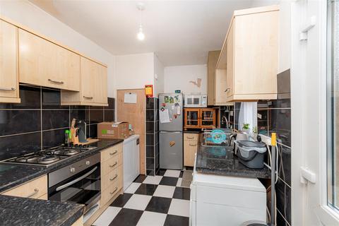 3 bedroom house to rent, Totteridge Avenue, High Wycombe HP13