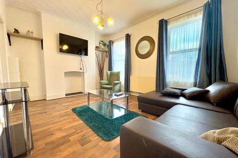 4 bedroom apartment to rent, Goldhawk Road, London