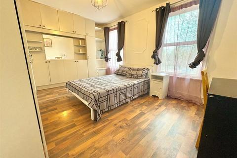 4 bedroom apartment to rent, Goldhawk Road, London
