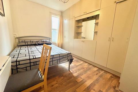 4 bedroom apartment to rent, Goldhawk Road, London