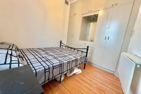 4 bedroom apartment to rent, Goldhawk Road, London