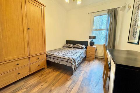 4 bedroom apartment to rent, Goldhawk Road, London