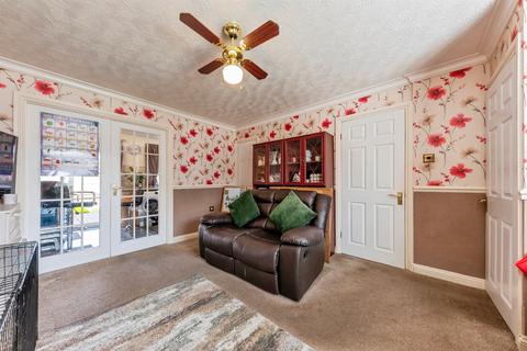 3 bedroom semi-detached house for sale, Hill View Close, Grantham